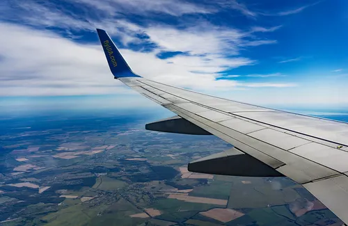 Airplane wing